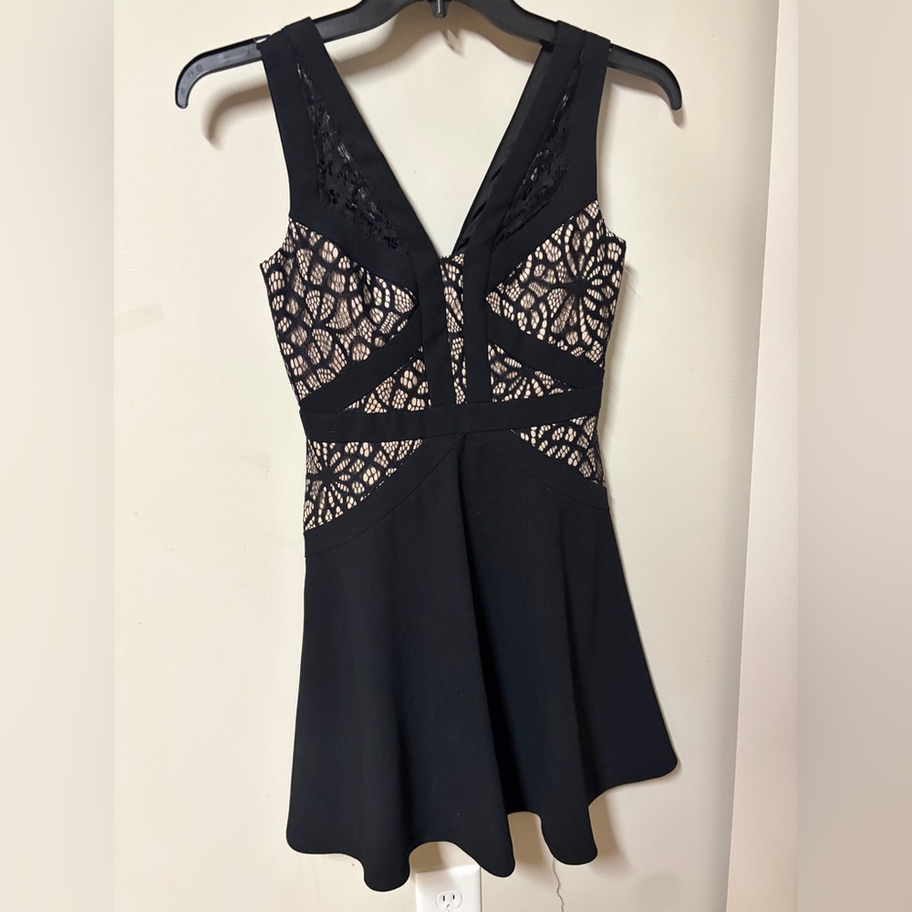 Aidan Mattox Black and Cream Lace Bodycon Twirl Dress Size 2 Cocktail Dress